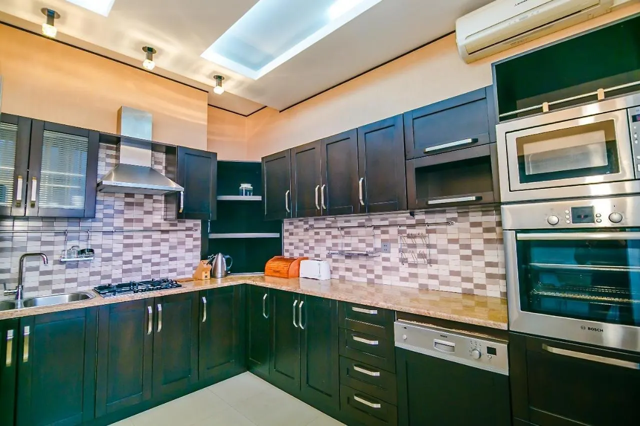 4 Bedrooms Beautiful City Center Баку Азербайджан